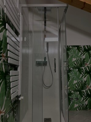 Tweepersoonskamer | Badkamer | Een haardroger, handdoeken