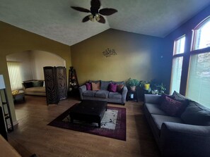 Smart TV - Accommodating & Spacious; 4-bedroom house in beautiful Battle Creek with AC (Battle Creek)