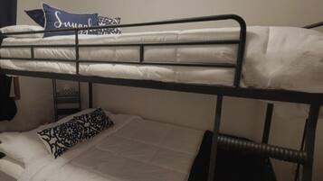 4 Schlafzimmer, Bügeleisen/Bügelbrett, kostenloses WLAN, Bettwäsche