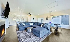 Smart TV, fireplace, table football, books - Newly renovated, light/bright San Diego home with a big ocean view over the pool (San Diego)