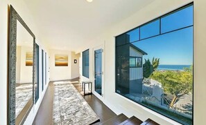 Terrace/patio - Newly renovated, light/bright San Diego home with a big ocean view over the pool (San Diego)
