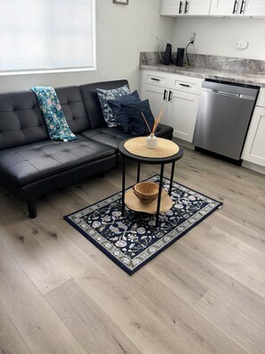 Smart TV - Cozy one bedroom one bath house with WD in unit, AC, Ethernet near Culver City (Los Angeles)
