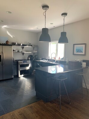 Microwave, oven, stovetop - Modern Farmhouse in OB, walk to Beach and Restaurants (Oak Bluffs)