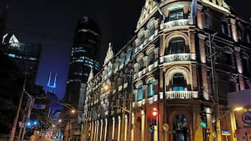Un edificio histórico con arquitectura ornamentada, que incluye fachadas detalladas y varios balcones.
