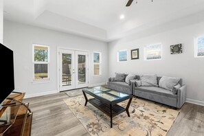 Huis, Meerdere bedden (6003 Hilltop Ave) | Woonruimte