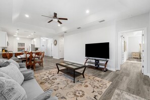 Huis, Meerdere bedden (6003 Hilltop Ave) | Woonruimte