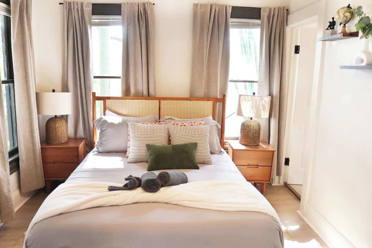 2 bedrooms, desk, iron/ironing board, travel crib