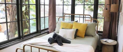 2 bedrooms, iron/ironing board, travel cot, WiFi