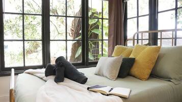 2 slaapkamers, een strijkplank/strijkijzer, reisbedje, wifi