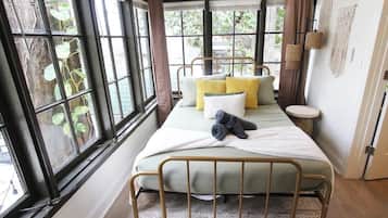 2 bedrooms, iron/ironing board, travel cot, WiFi