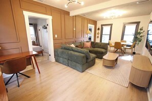 TV, books, offices - Walkable Outdoor Oasis BBQ Firepit and Bocce Ball (Tampa)