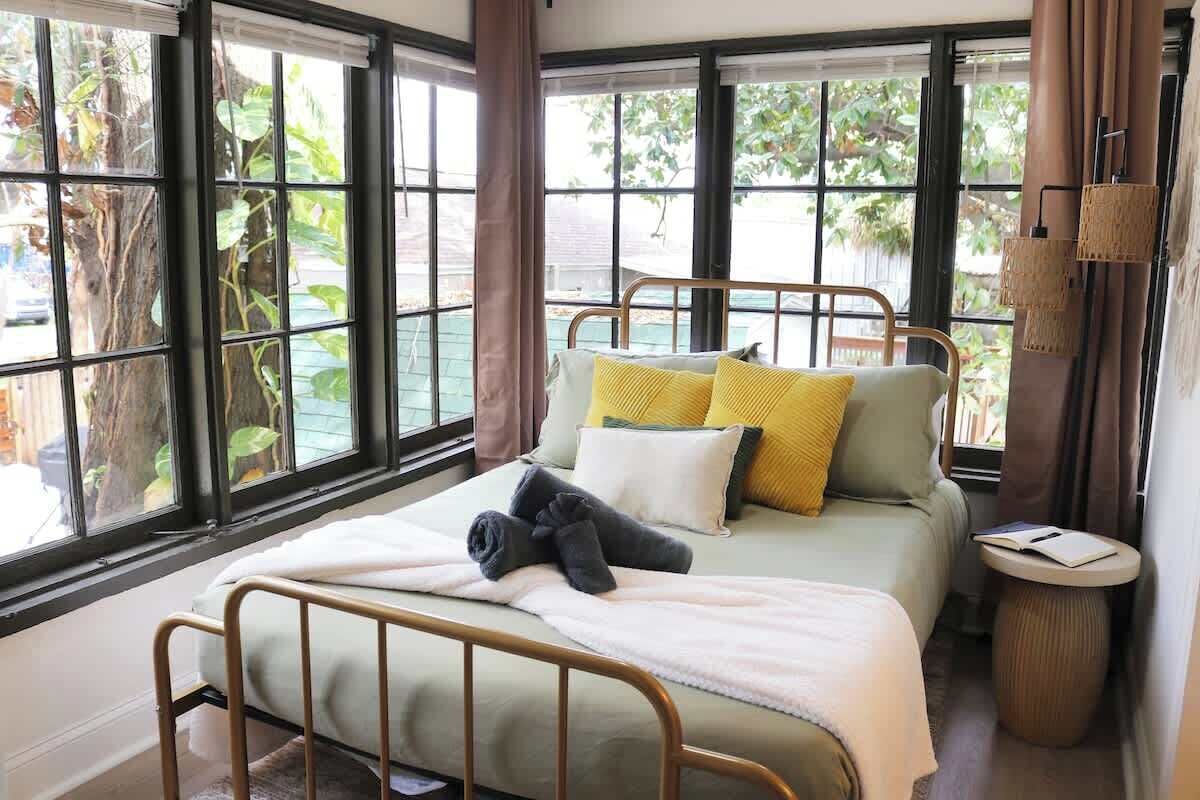 2 Schlafzimmer, Schreibtisch, Bügeleisen/Bügelbrett, Reisekinderbett