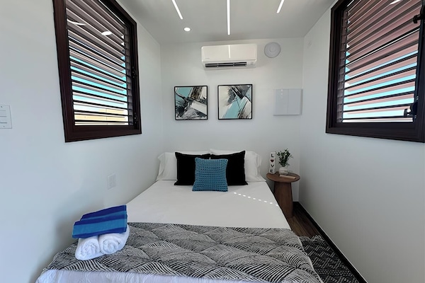Minibar con artículos gratuitos, wifi gratis y ropa de cama
