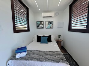Minibar con artículos gratuitos, wifi gratis y ropa de cama