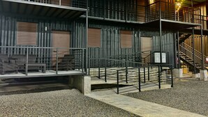 Een gebouw met meerdere verdiepingen, buitenplaatsen en een trap.