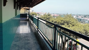 A balcony with a view of a cityscape. - Hotel Coutinho PIO XII (Pirapora)