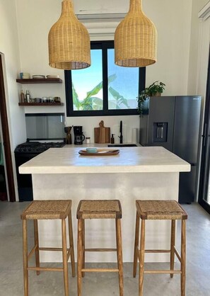 Frigorífico, horno, placa de cocina y lavavajillas