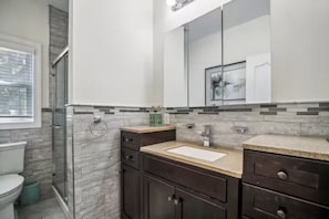 Secadora de cabello, toallas, jabón, papel de baño