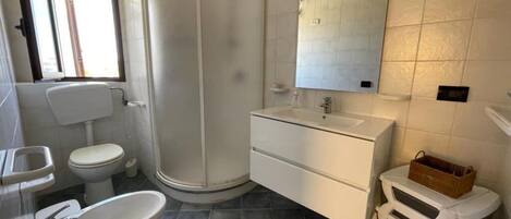 Douche, sĂšche-cheveux, bidet, serviettes fournies