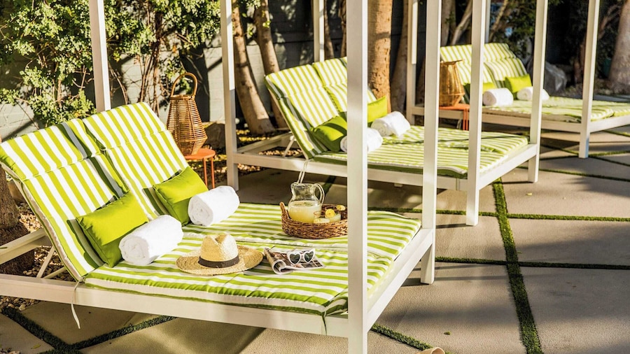 5 Private Rooms, Sleeps 14 Wesley Studio Buyout