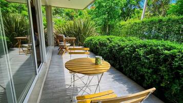 Apartment | Outdoor dining