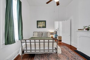 2 Schlafzimmer, Schreibtisch, Bügeleisen/Bügelbrett, WLAN