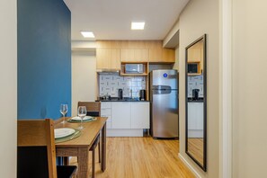 Kühlschrank, Mikrowelle, Herdplatte, Espressomaschine