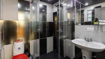 Regadera, toallas, papel de baño