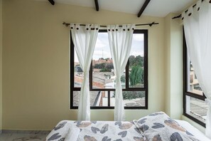 4 habitaciones, tabla de planchar con plancha, wifi y ropa de cama 