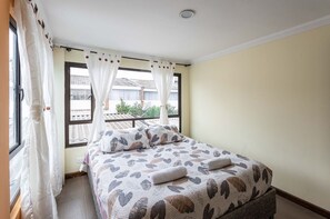 4 bedrooms, iron/ironing board, WiFi, bed sheets - Family house in the north of Bogota (Bogotá, D.C.)