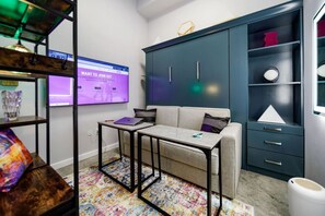Een smart-tv en een stereo