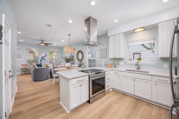 Fridge, microwave, oven, stovetop - 🦩Book Me Baby! Casa Marina with Private Pool 🦩 (Destin)