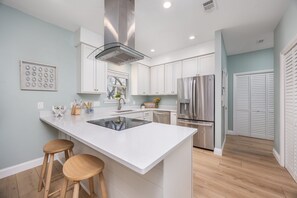 Fridge, microwave, oven, stovetop - 🦩Book Me Baby! Casa Marina with Private Pool 🦩 (Destin)