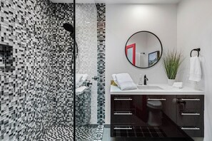 Dusche, Haartrockner, Handtücher, Seife