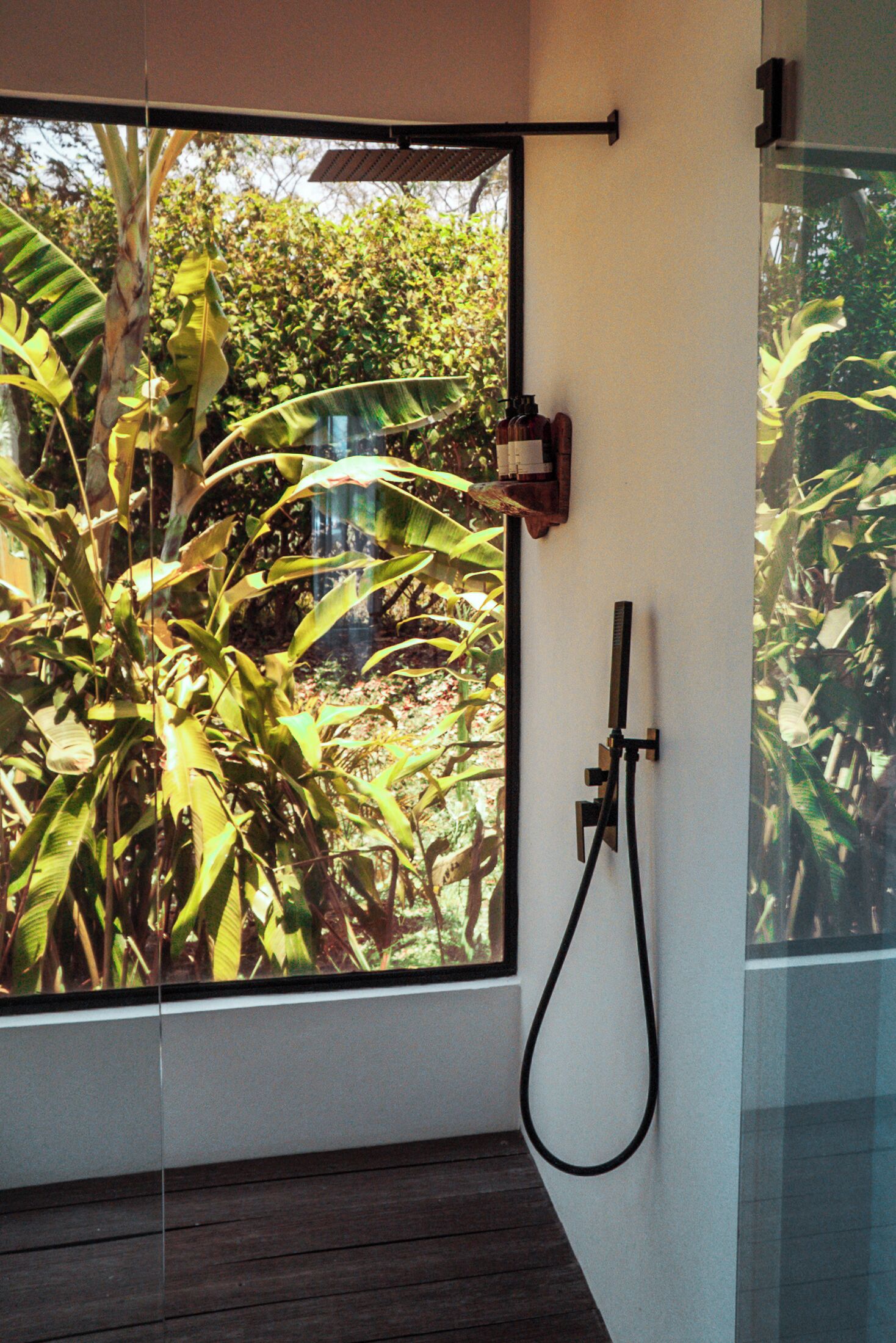 Baño con ventana grande, ducha y vistas a zonas verdes.
