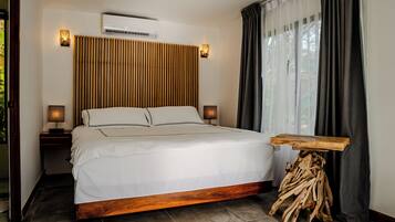 Suite Studio Deluxe, plusieurs lits, vue plage | Literie de qualité supérieure, couette en duvet d'oie, minibar