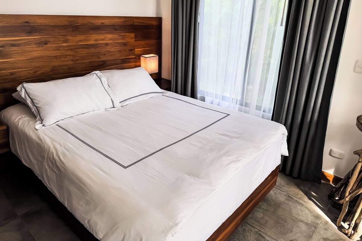 Ropa de cama de alta calidad, edredones de plumas, minibar y caja fuerte