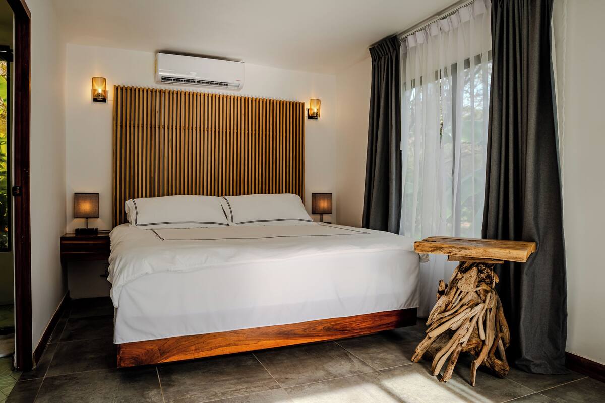 Ropa de cama de alta calidad, edredones de plumas, minibar y caja fuerte
