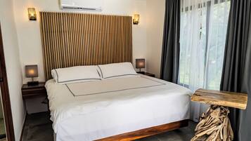 Deluxe studio suite, Meerdere bedden, uitzicht op het strand | Luxe beddengoed, donsdekens, een minibar, beddengoed