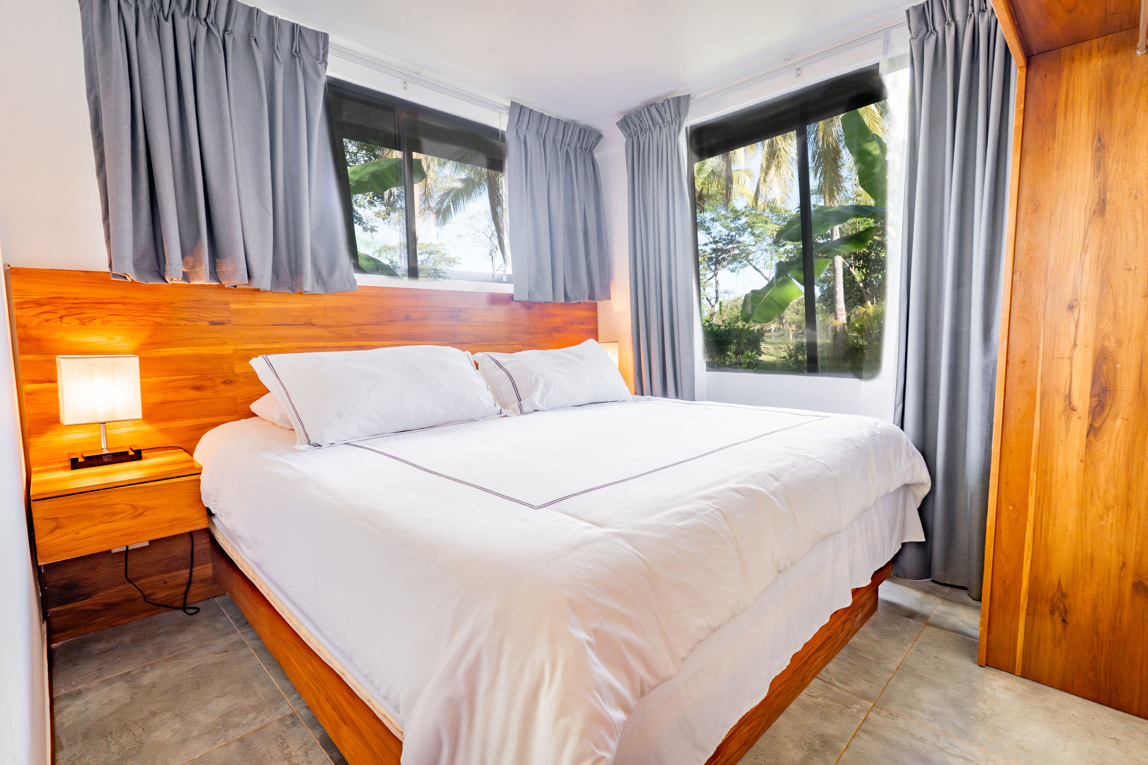 Bungalow Deluxe, 2 habitaciones, vistas a la playa | Ropa de cama de alta calidad, edredones de plumas, minibar y caja fuerte