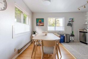 Dining - U District UW 2 Bedroom Suite (Seattle)