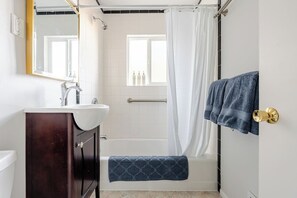 Haartrockner, Handtücher, Seife, Toilettenpapier