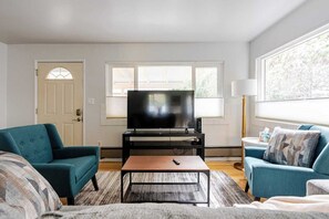Smart TV - U District UW 2 Bedroom Suite (Seattle)