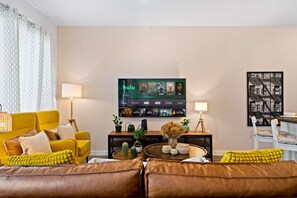 Smart TV - Stylish Retreat with PS5, Loft & Club Access – Near Disney (Kissimmee)