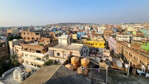 Una zona urbana densamente poblada con edificios de varios pisos, algunos con tanques de agua y antenas parabólicas visibles.