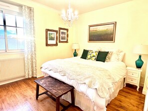 6 habitaciones, escritorio y tabla de planchar con plancha