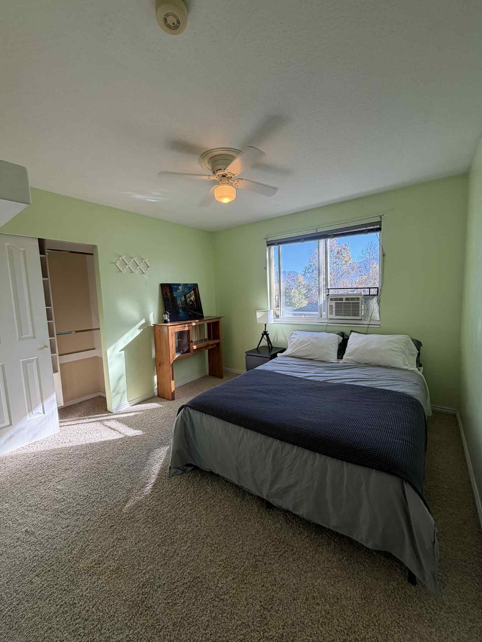 3 habitaciones, tabla de planchar con plancha, wifi y ropa de cama 