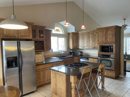 2 story, private, quiet upscale neighborhood MINUTES FROM 4 MAJOR SKI RESORTS