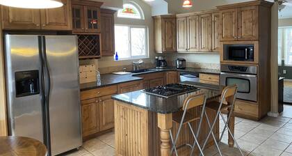 2 story, private, quiet upscale neighborhood MINUTES FROM 4 MAJOR SKI RESORTS