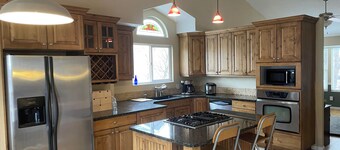 2 story, private, quiet upscale neighborhood MINUTES FROM 4 MAJOR SKI RESORTS